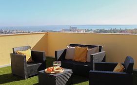 One Bedroom Apartment With Stunning River Views And Private Rooftop!